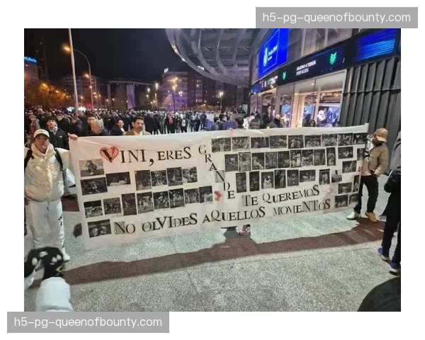 欧冠1-4决赛首回合现场：伯纳乌球迷举起巨幅TIFO致敬传奇