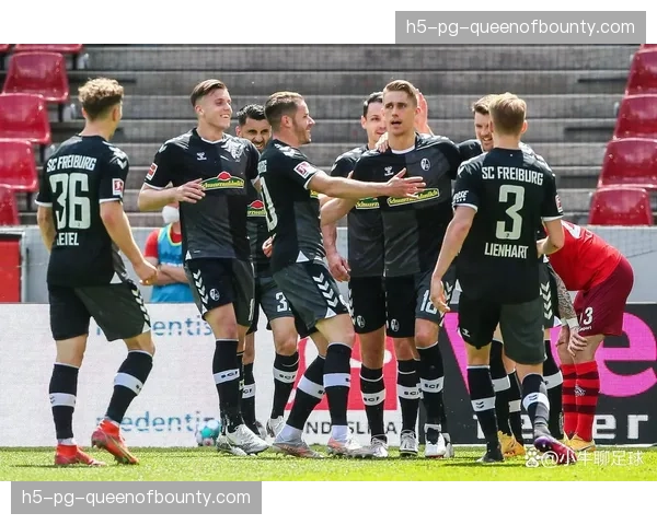 贝蒂斯主场球迷拉出巨型TIFO，声援球队冲击下赛季欧战